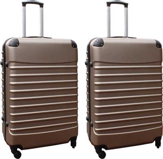 Twee champagne kleurige koffers naast elkaar, met horizontale ribbels, uitschuifbare handvatten en draaiwielen.