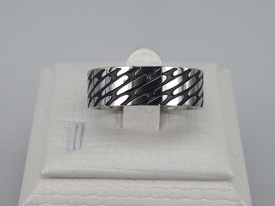 Edelstaal ring zilverkleurig met een diagonaal schakelmotief zwart coating. maat 23. Deze ring is zowel geschikt voor dame of heer.