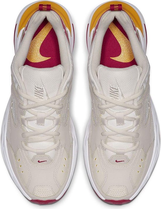 Bovenaanzicht van beige Nike M2K Tekno sneakers met bordeauxrode en gouden binnenzool.