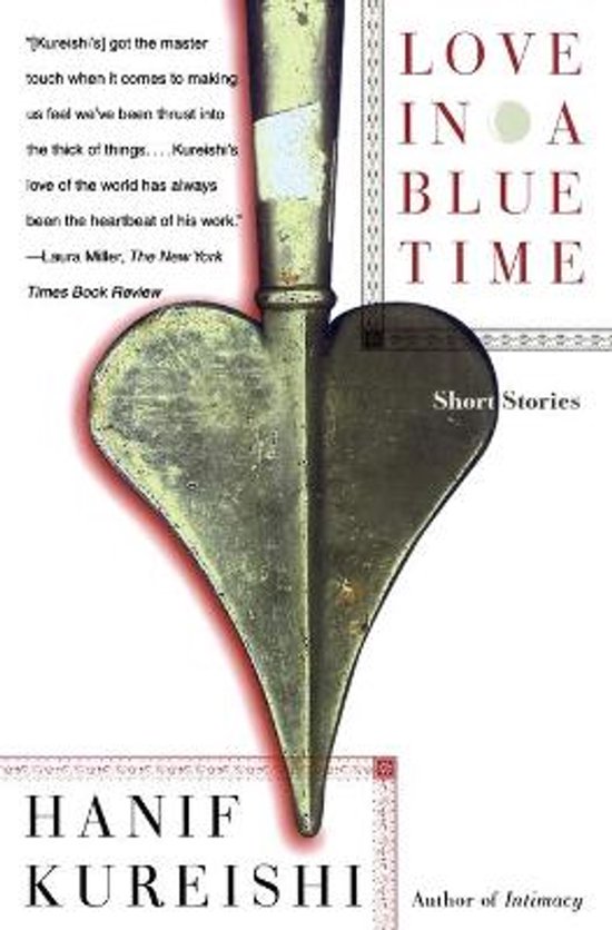 Boek "Love in a Blue Time" van Hanif Kureishi, met hartvormig metalen object op de voorkant.