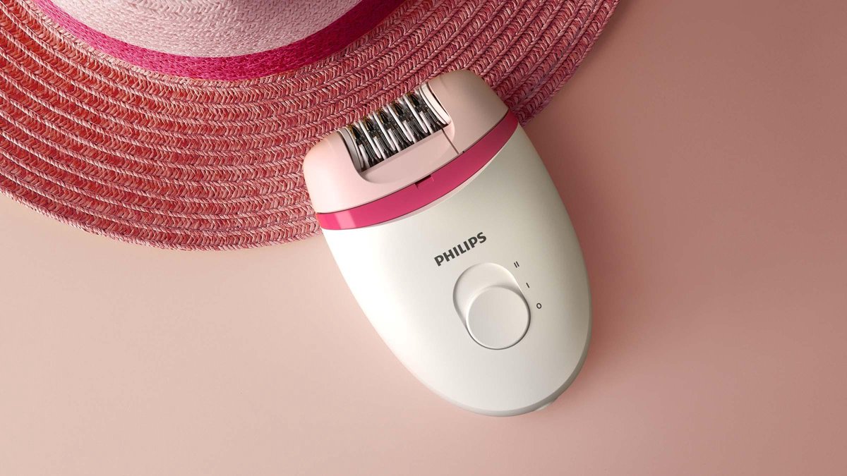 Witte epilator met roze en rode accenten.