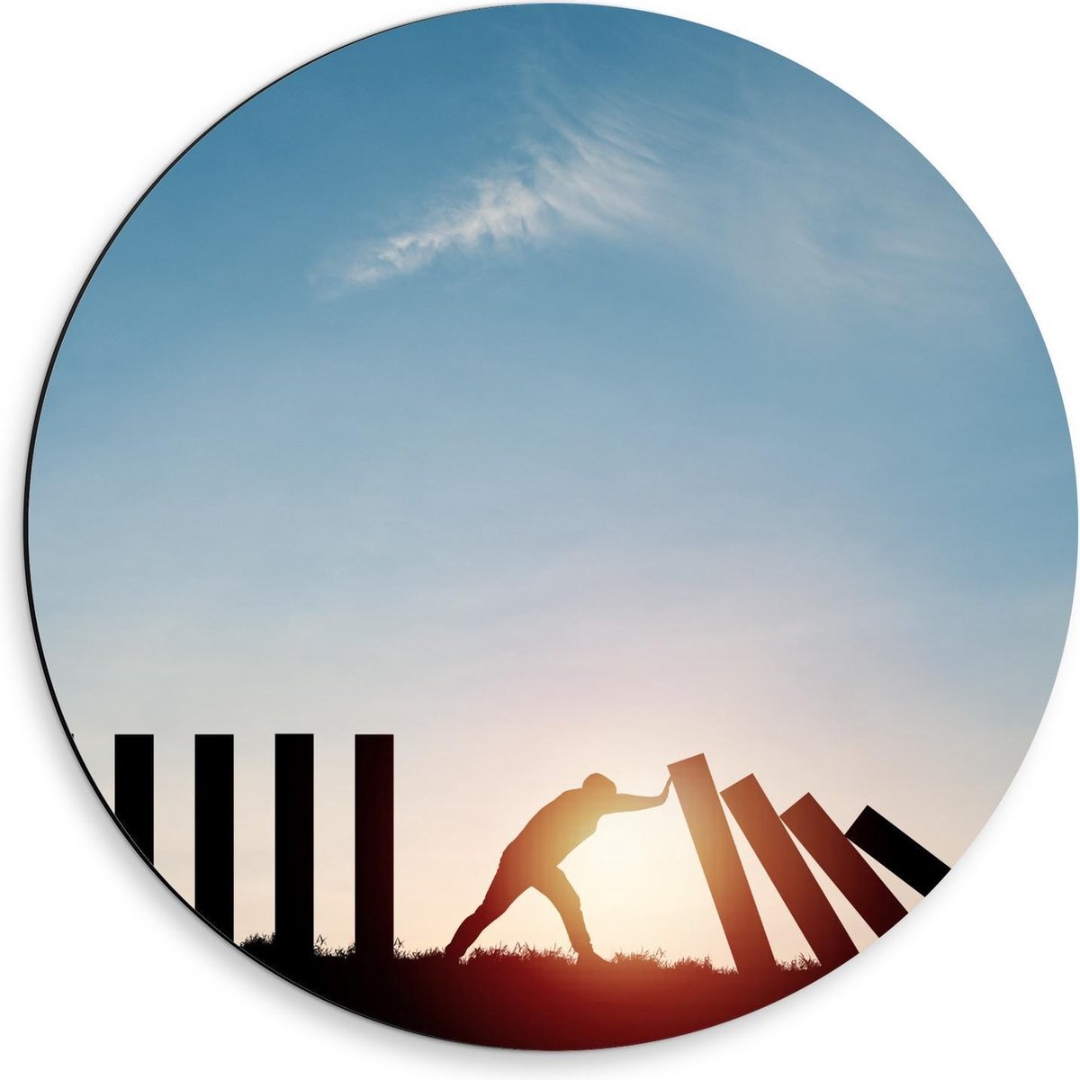 Dibond Wandcirkel - Persoon duwend tegen Palen - 50x50cm Foto op Aluminium Wandcirkel (met
