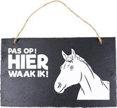 Wandbord van Leisteen - met Spreuk: - Paard Pas op! HIER waak ik! - Tekstbord