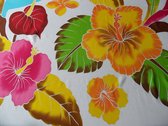 hamamdoek, sarong, pareo, wikkelrok handgeschilderd figuren bloemen patroon lengte 115 cm breedte 165 kleuren wit geel roze rood bruin blauw groen.