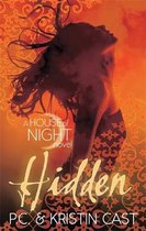 Book cover voor 'Hidden', een 'A House of Night' roman. Met een vrouw silhouet in rood en oranje tinten met gouden ornamenten.