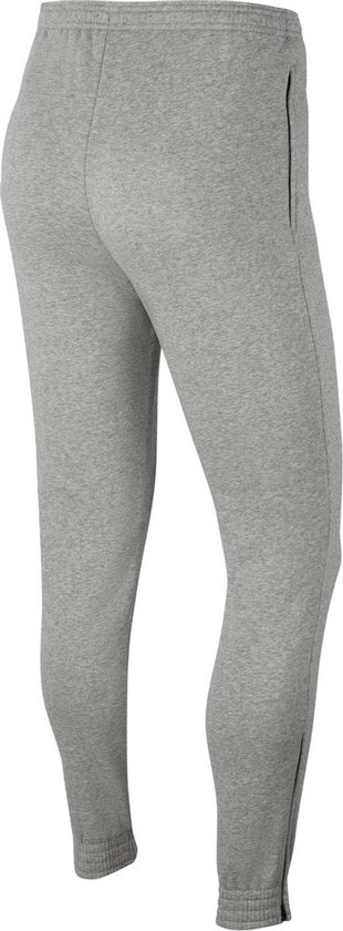 Achterkant grijze joggingbroek van Nike met zwarte swoosh en ritsen bij de enkels.