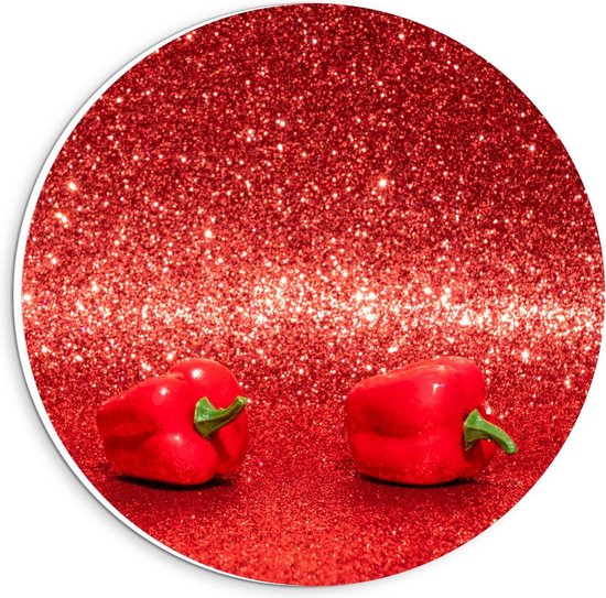 Forex Wandcirkel - Paprika's op Rode Glitterachtergrond - 20x20cm Foto op Wandcirkel (met ophangsysteem)