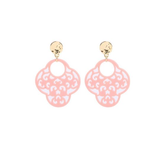 Boucles d'oreilles roses avec un beau pendentif et un clou d'oreille doré