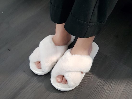 Dames pantoffels wit, warme Fluffy slippers - Gekruiste design van Fake fur  pantoffel... | bol.com