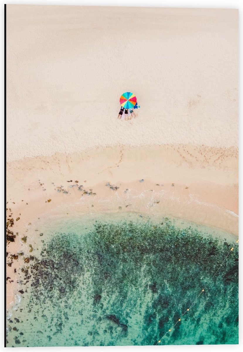 Dibond - Gekleurde Parasol op het Strand - 40x60cm Foto op Aluminium (Met Ophangsysteem)