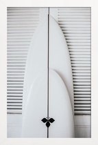 JUNIQE - Poster in houten lijst Beach Surf Board Symmetrie -30x45