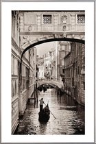 JUNIQE - Poster met kunststof lijst Gondel in Venetië -40x60 /Bruin &