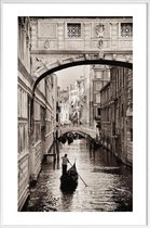 JUNIQE - Poster in kunststof lijst Gondel in Venetië -40x60 /Bruin &