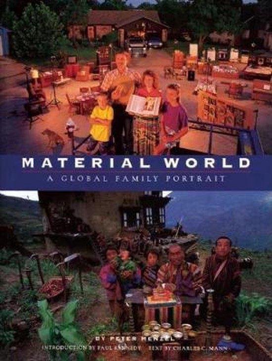 Boekomslag van 'Material World: A Global Family Portrait'. Bovenste helft toont een gezin in een garage vol spullen. Onderste helft toont een gezin in een bergachtig gebied.