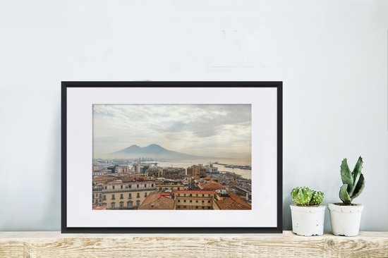 Foto in lijst - Uitzicht over Napels met op de achtergrond de Vesuvius in Italië fotolijst zwart met witte passe-partout 60x40 cm - Poster in lijst (Wanddecoratie woonkamer / slaapkamer)