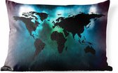 Buitenkussens - Tuin - Zwarte wereldkaart op donkere achtergrond met noorderlicht kleuren - 60x40 cm