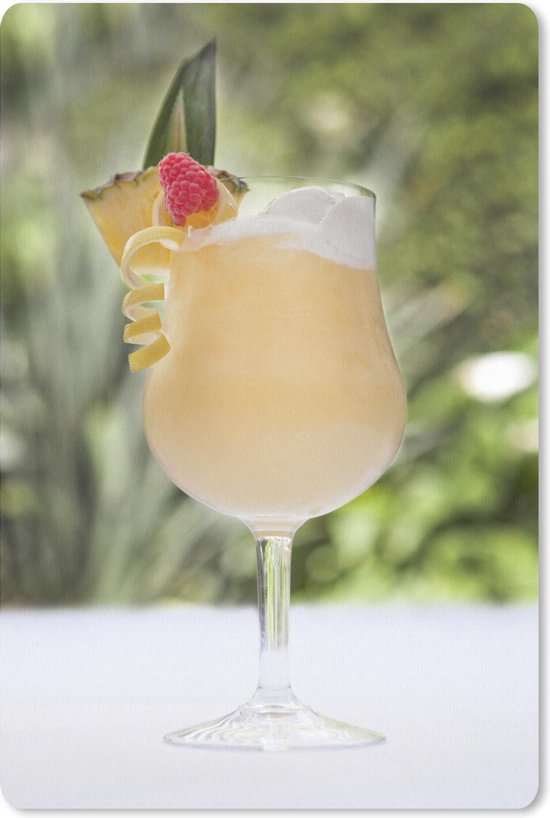 Een pina colada cocktail op een