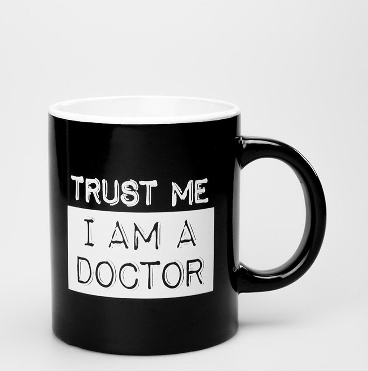 Zwart Wit Mok - Trust me I am a doctor