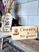 Serveerplank Cheers to 50 years  + Ovenhandschoen met de tekst `50 jaar Nu echt een ouwe koekenbakker.`+ / Sarah / Abraham / 50 jaar / verjaardag