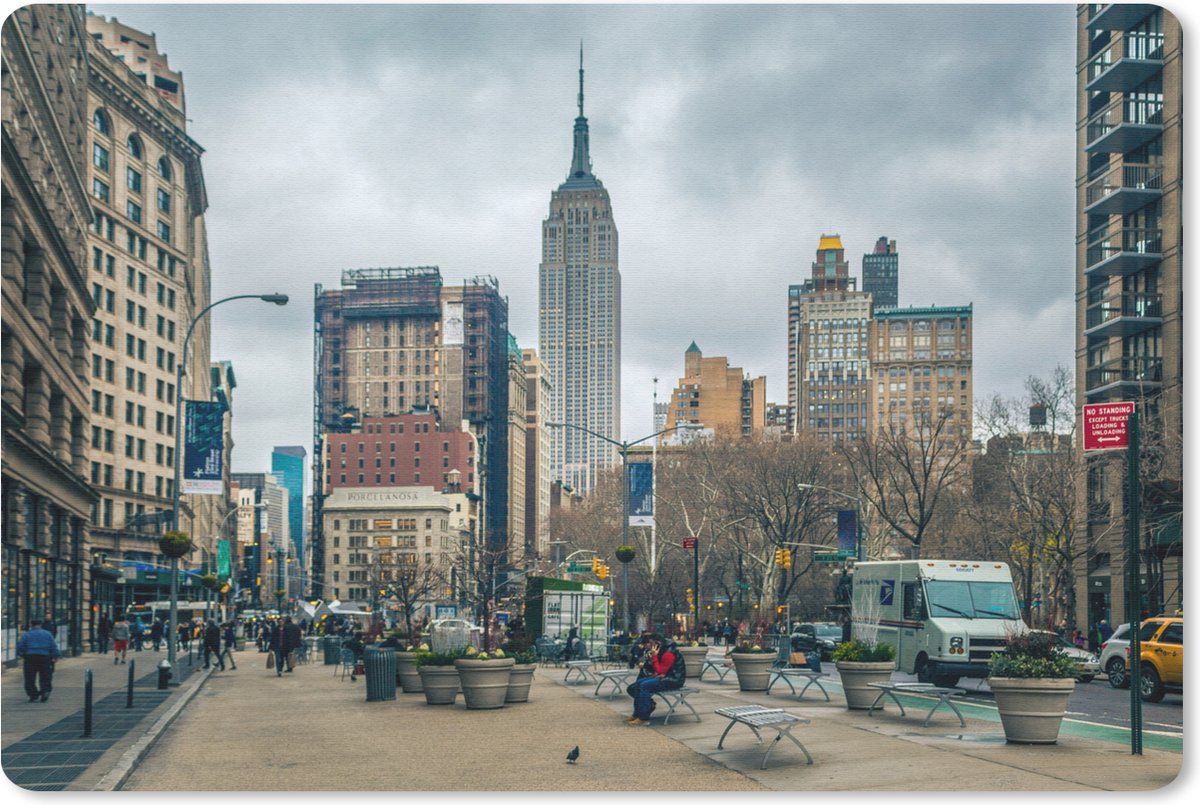 Muismat Broadway New York - Empire State Building in New York onder een wolkenlucht muismat rubber - 60x40 cm - Muismat met foto