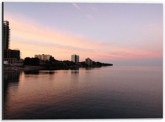 Dibond - Flats bij het Water - 40x30cm Foto op Aluminium (Met Ophangsysteem)