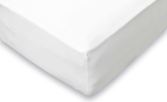 Witte jersey hoeslaken met strakke hoeken.