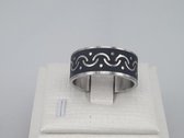 rvs - ring - heren - brede - maat 20 - zilverkleurig met mat zwart krullende motief coating en smalle zilverkleurig rand.