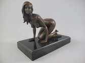 Beeld erotiek - Naakte dame op knieen - Bronzen figuur - 17 cm hoog