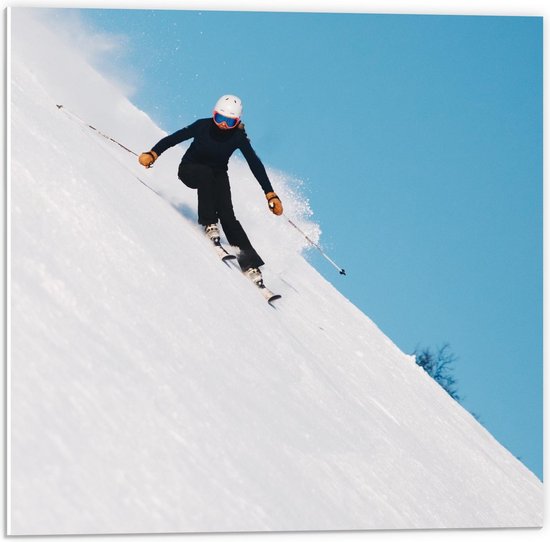 Forex - Vrouw aan het Skiën in de Sneeuw - 50x50cm Foto op Forex