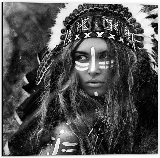 Dibond - Vrouwelijke Indiaan (zwart/wit) - 50x50cm Foto op Aluminium (Met Ophangsysteem)