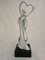 Beeld man & vrouw dansen met hartboog (luxe sculptuur) met sokkel 30,5 cm hoog