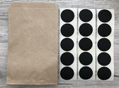 30 Bruine papieren craft zakjes 12x18,5 cm en 30 Mat zwarte stickers 3,5 cm