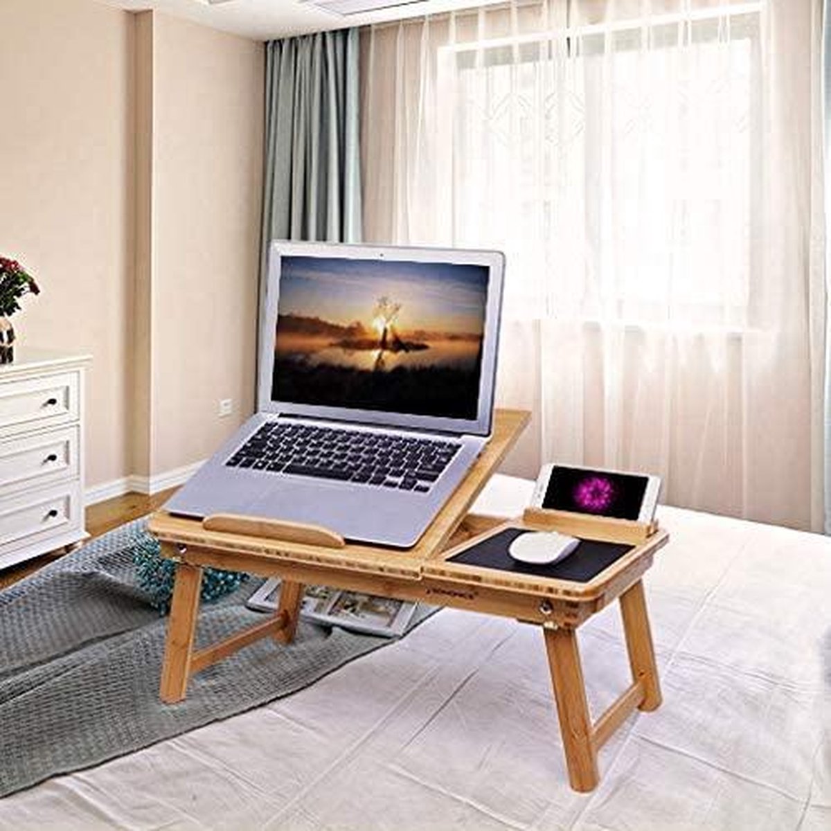 Opvouwbare laptoptafel voor bank of bed, nachtkastje met penhouder voor mobiele telefoon en lade, verstelbare hellingshoek, notebooktafel van bamboe, 55 x 23 x 35 cm (B x H x D) LLD006