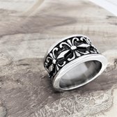 Edelstaal gotish Cross ring met prachtig bewerkt motief. Deze ring kan zowel voor heer en dame in maat 19. Ook zeer geschikt als duimring.