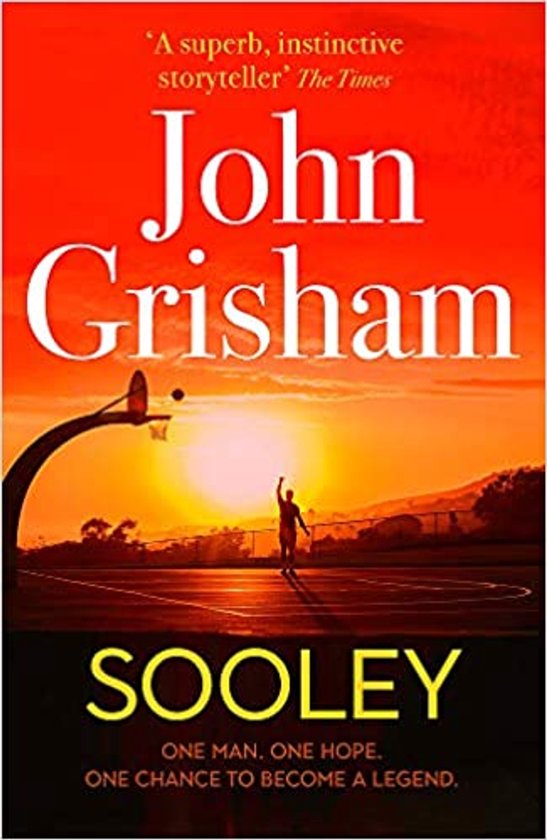 Boekcover van 'Sooley' van John Grisham, met een silhouet van een basketballer bij zonsondergang.