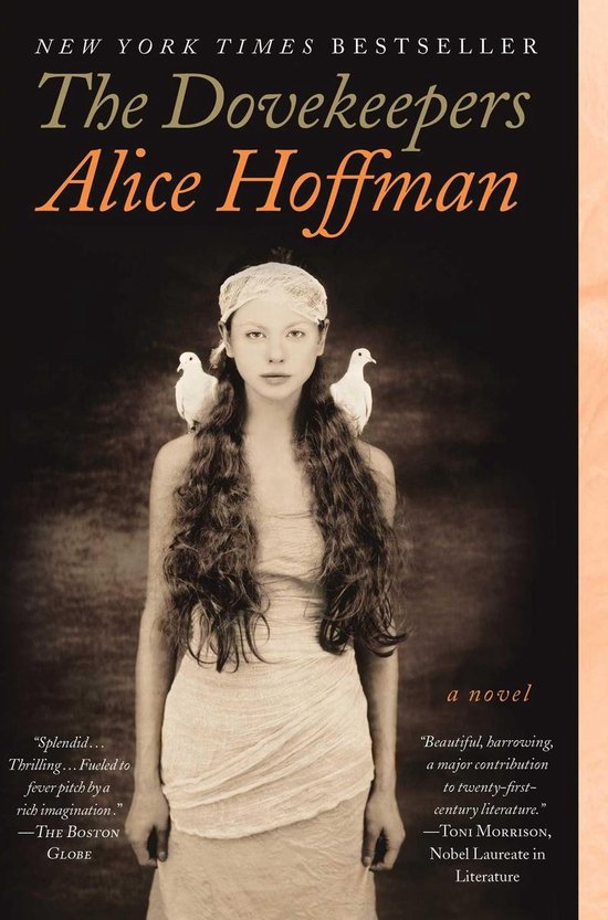 Boekhoes The Dovekeepers van Alice Hoffman met een vrouw met twee duiven op haar schouders.