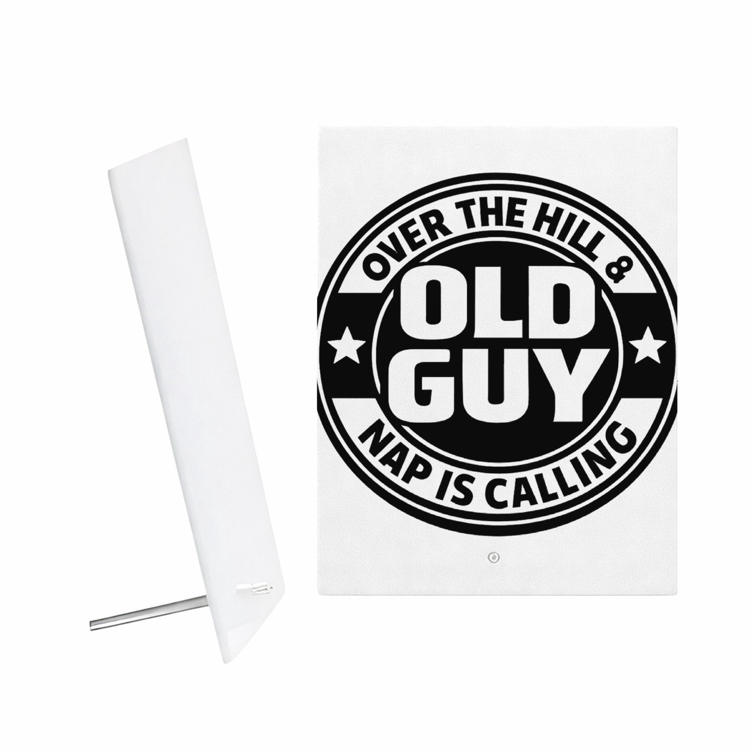 Mr Cadeautjes Glazen fotopaneel Retro embleem met stoere levensfase-grap - 15 x 20 cm, staand - glas, decoratie, wanddecoratie | cadeau Wit