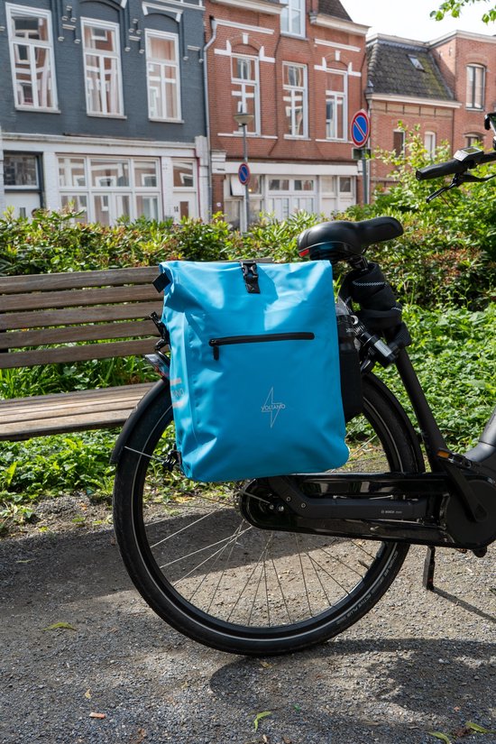 Helderblauwe, waterdichte Voltano fietstas met ritssluiting en bliksemschicht-logo bevestigd aan een fiets.