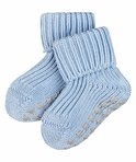 Lichtblauwe gebreide babysokken met omgeslagen boord en grijze antislip sterren op de zool.