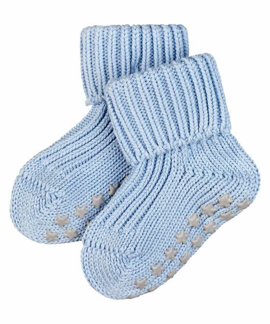 Lichtblauwe gebreide babysokken met omgeslagen boord en grijze antislip sterren op de zool.