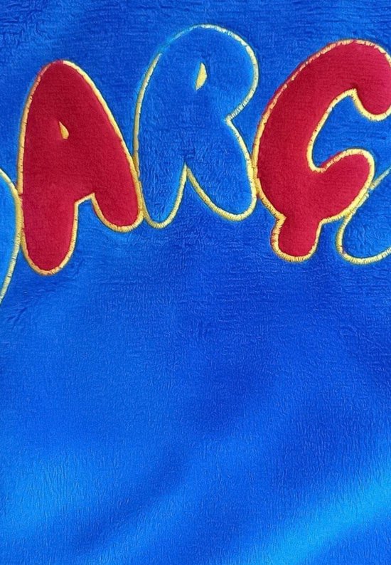 Detailopname van de tekst BARÇA in rode en blauwe geborduurde letters op de rug van de badjas.