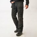Zwarte werkbroek met extra zakken op de heupen, gedragen door een model.