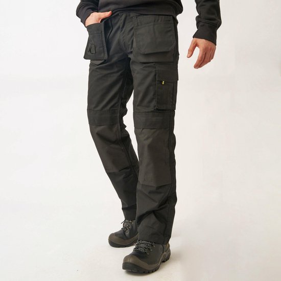 Zwarte werkbroek met extra zakken op de heupen, gedragen door een model.