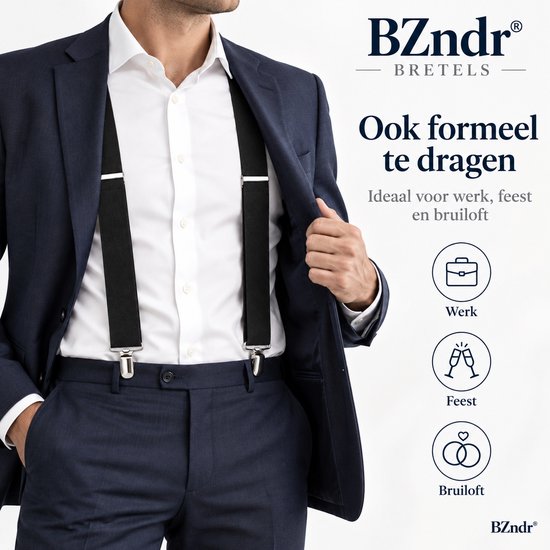 Man met donkerblauw pak en witte blouse, draagt zwarte bretels. Tekst: Ook formeel te dragen.
