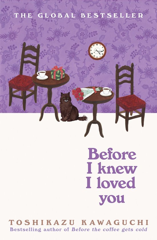 Couverture du livre 'Before I knew I loved you' avec un chat, deux tables avec du café et un cadeau, et deux chaises devant un papier peint floral violet.
