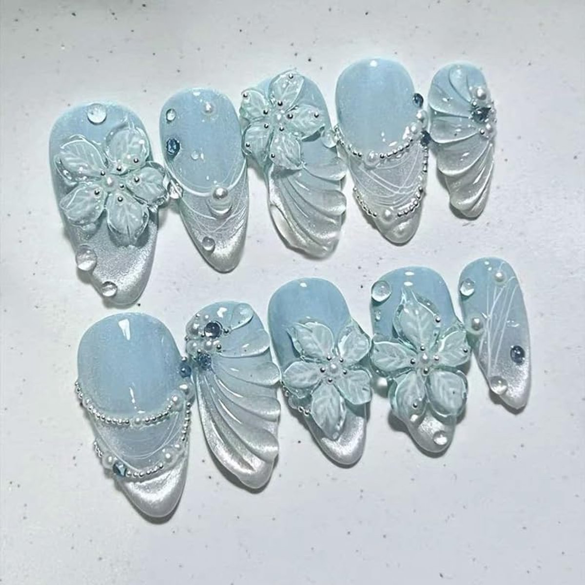 30 stuks press-on nagels, kort, amandelblauw, gradiënt, 3D, bloemen, kattenoog, charms, design, korte amandel, nepnagels, blauwe bloem, kristal, zomer, INS kunstmatige kunstnagels