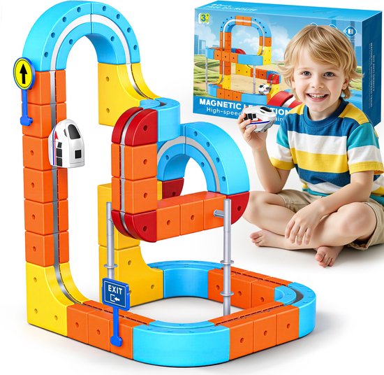 Jongen die lacht en een magnetische trein vasthoudt bij een verticale 3D-treinbaan van blokken.