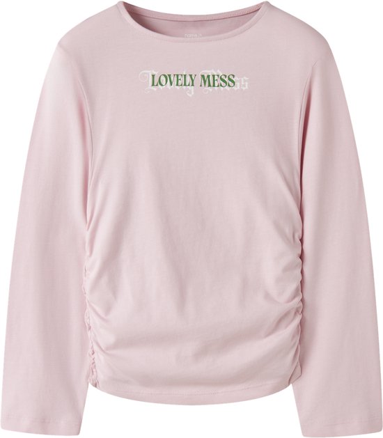 T-shirt rose à manches longues, inscription 'LOVELY MESS' en vert et côtés froncés.
