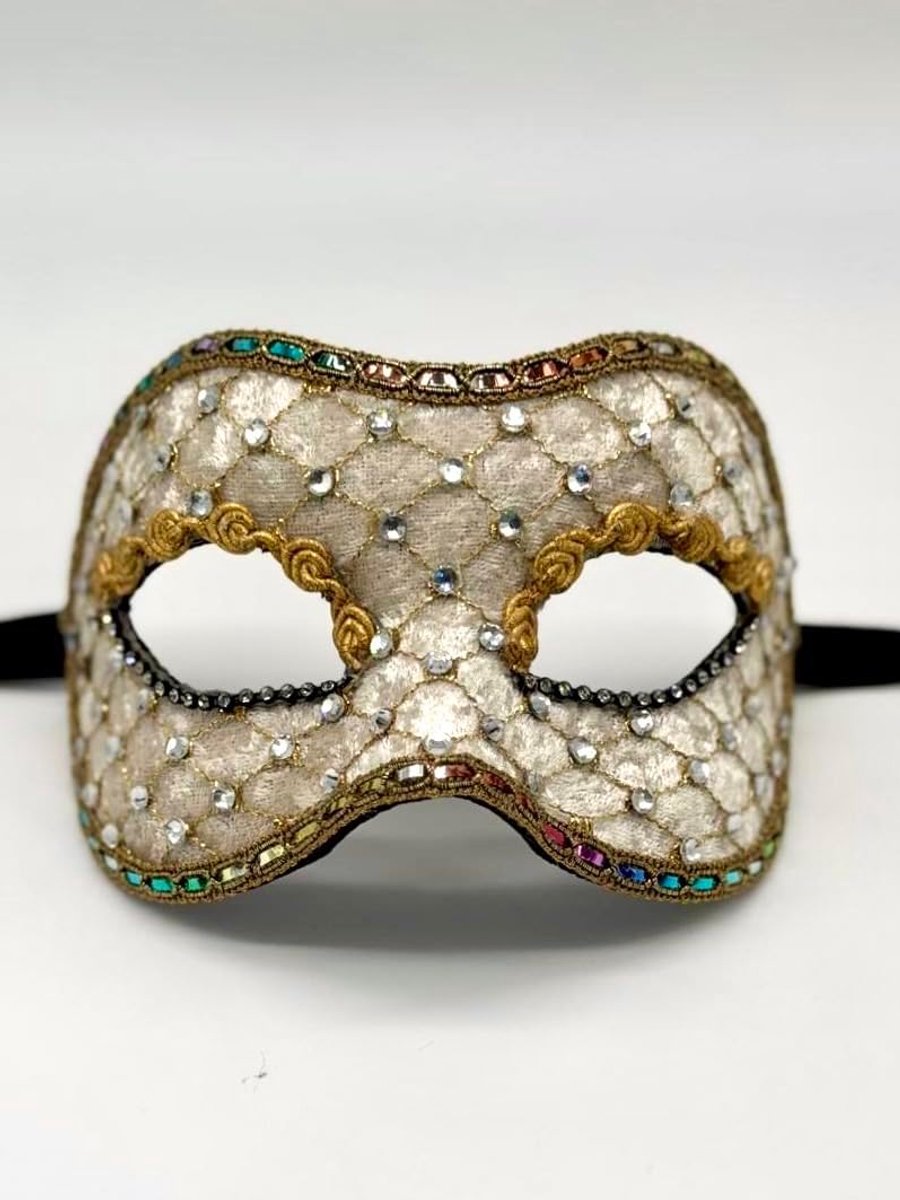 maskerade balmasker bedekt met wit fluweel, goud en strass steentjes.