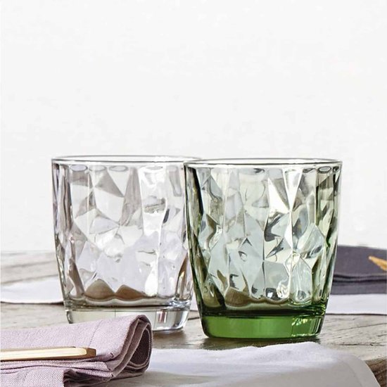 Un verre transparent et un verre vert avec un motif à facettes.
